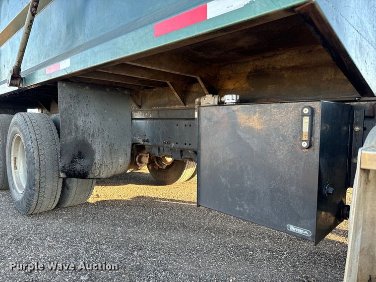 image for item NH9179 2005 Freightliner  Century Class S/T dump truck