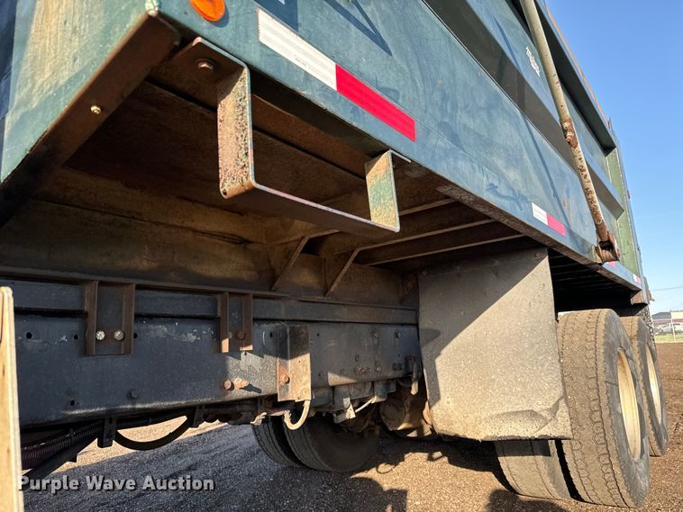 image for item NH9179 2005 Freightliner  Century Class S/T dump truck