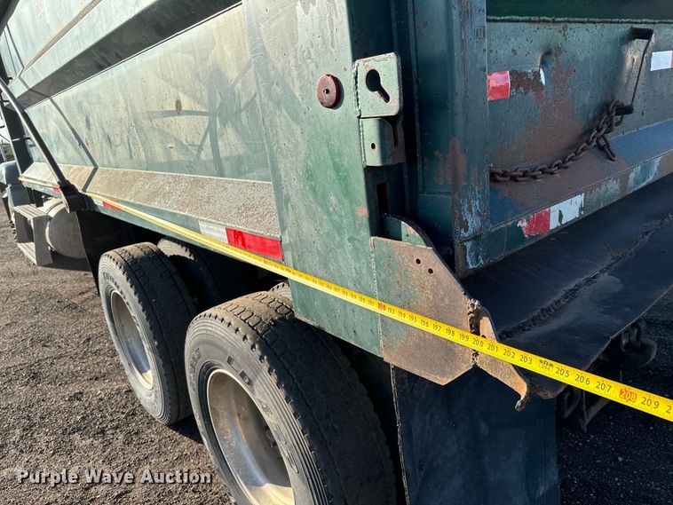 image for item NH9179 2005 Freightliner  Century Class S/T dump truck