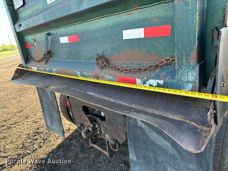 image for item NH9179 2005 Freightliner  Century Class S/T dump truck