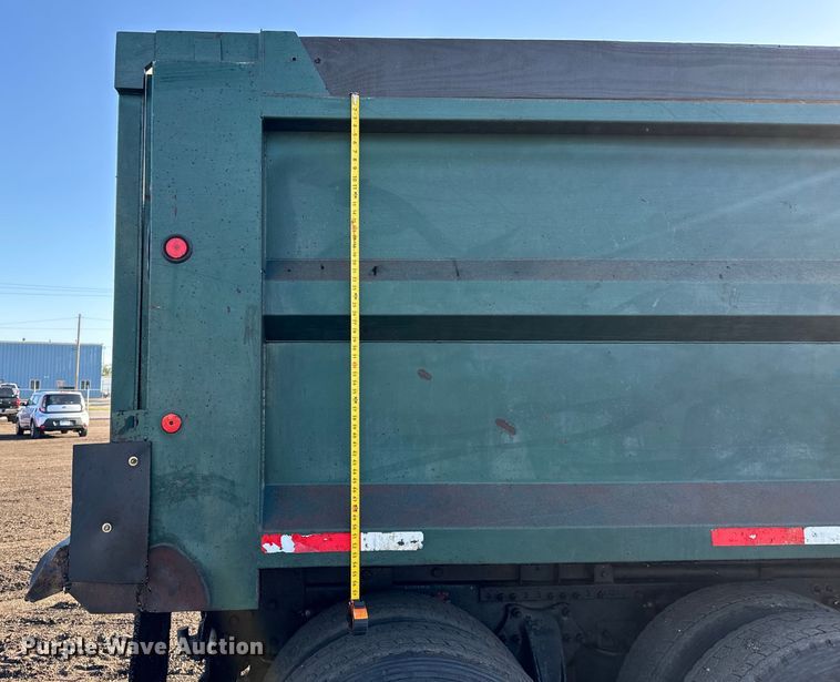 image for item NH9179 2005 Freightliner  Century Class S/T dump truck