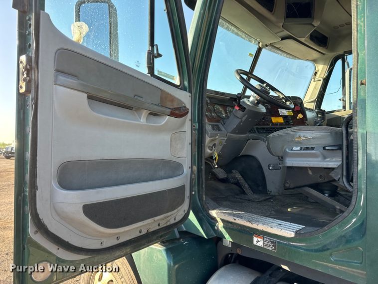 image for item NH9179 2005 Freightliner  Century Class S/T dump truck