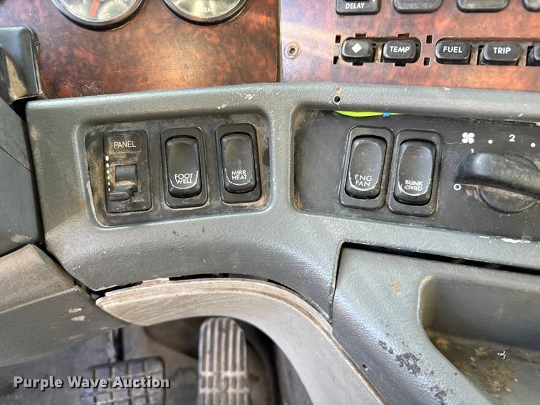 image for item NH9179 2005 Freightliner  Century Class S/T dump truck