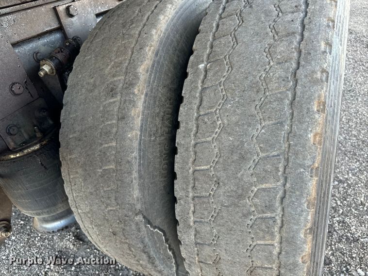 image for item NH9179 2005 Freightliner  Century Class S/T dump truck