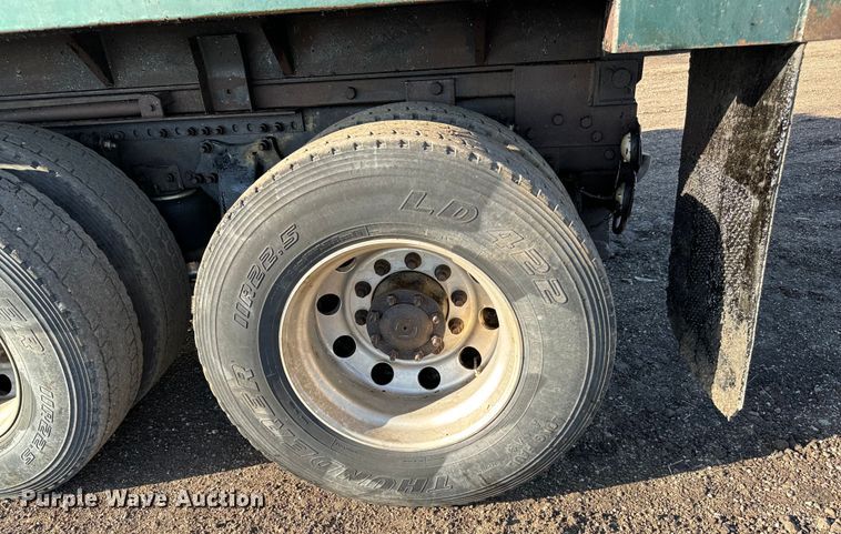 image for item NH9179 2005 Freightliner  Century Class S/T dump truck