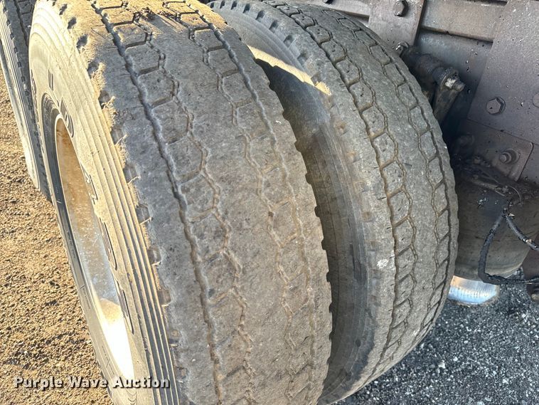 image for item NH9179 2005 Freightliner  Century Class S/T dump truck