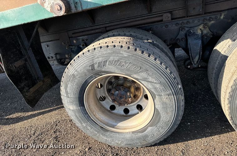 image for item NH9179 2005 Freightliner  Century Class S/T dump truck