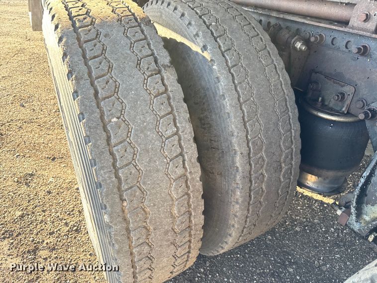 image for item NH9179 2005 Freightliner  Century Class S/T dump truck