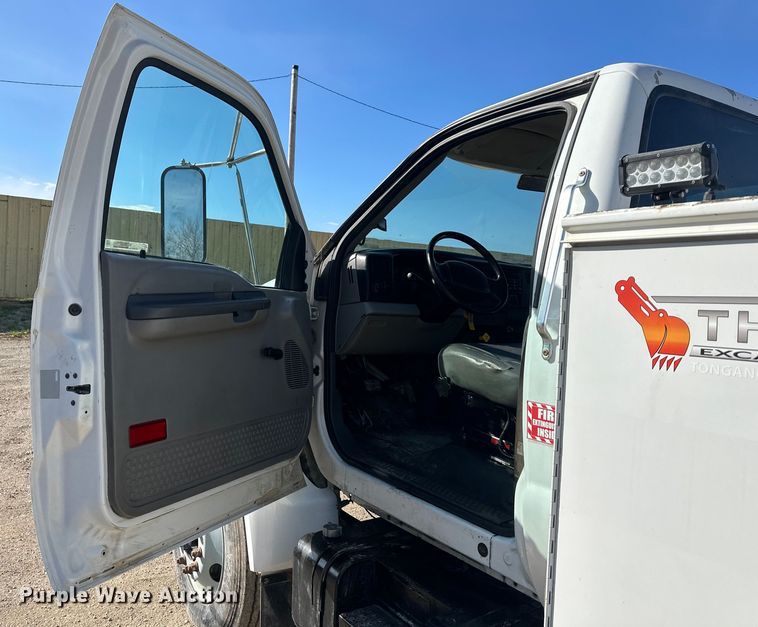 image for item NT9050 2000 Ford F650 Super Duty XL utility / service truck