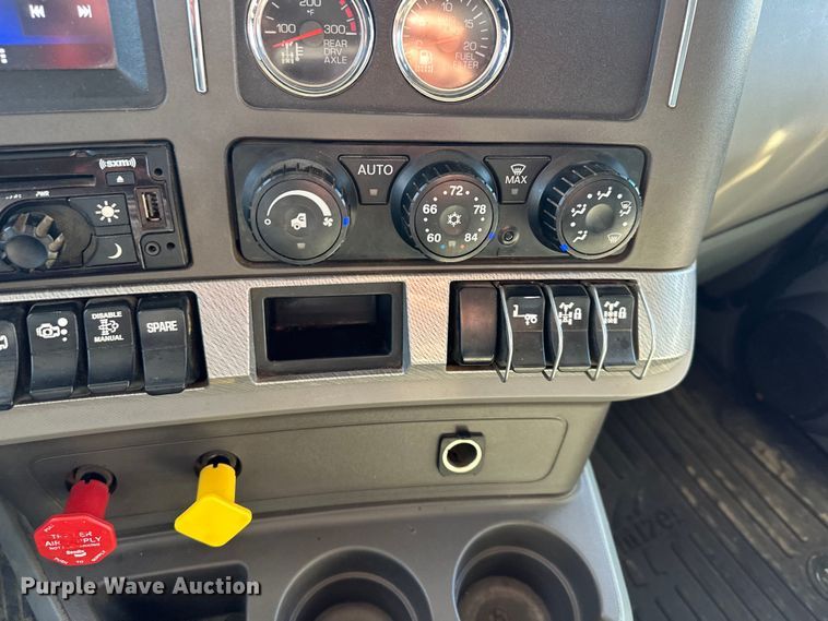 image for item NT9052 2017 Kenworth  T880 dump truck