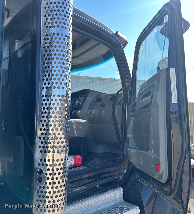 image for item NT9052 2017 Kenworth  T880 dump truck