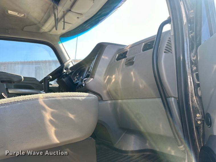 image for item NT9052 2017 Kenworth  T880 dump truck