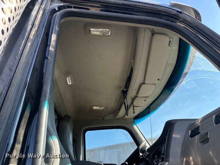 image for item NT9052 2017 Kenworth  T880 dump truck