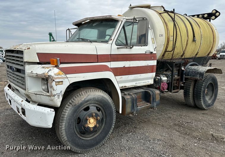 image for item OF9346 1989 Ford F600 water truck