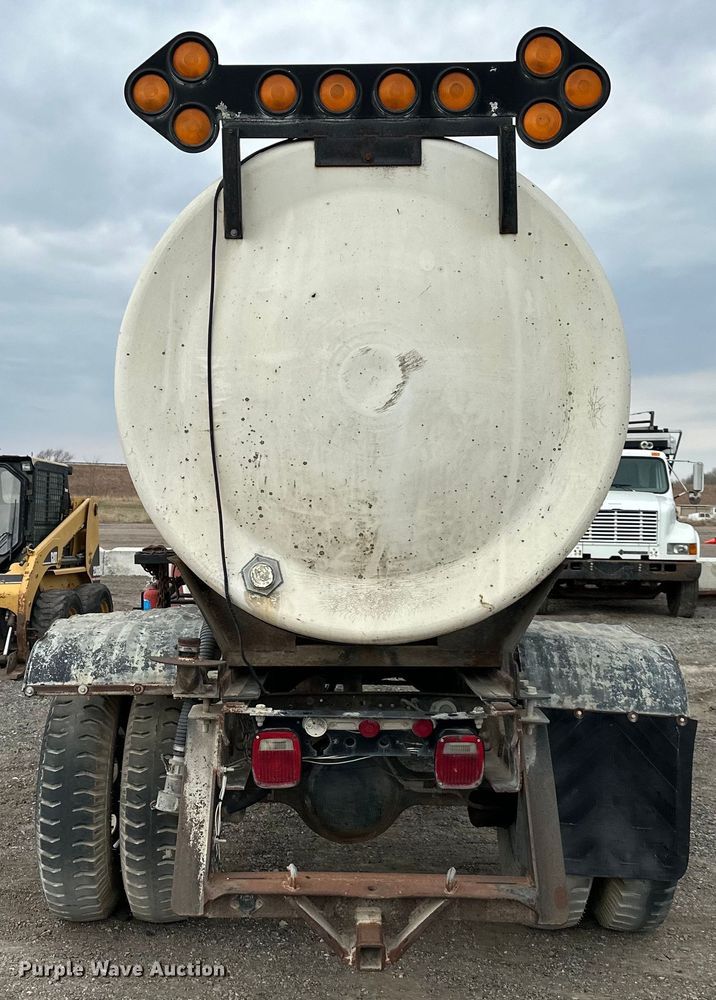 image for item OF9346 1989 Ford F600 water truck