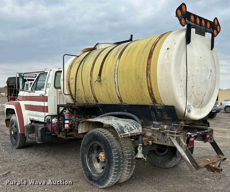 image for item OF9346 1989 Ford F600 water truck