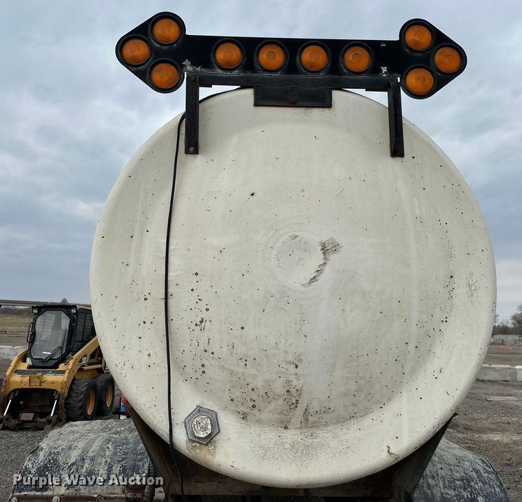 image for item OF9346 1989 Ford F600 water truck