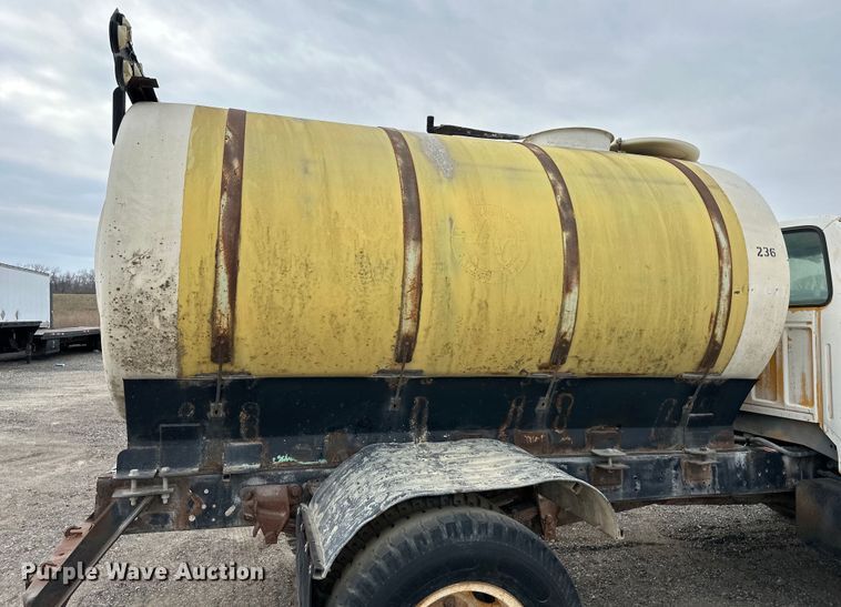 image for item OF9346 1989 Ford F600 water truck