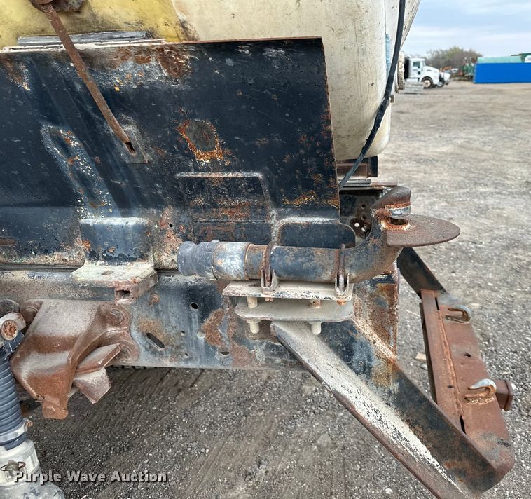 image for item OF9346 1989 Ford F600 water truck