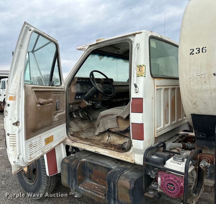 image for item OF9346 1989 Ford F600 water truck