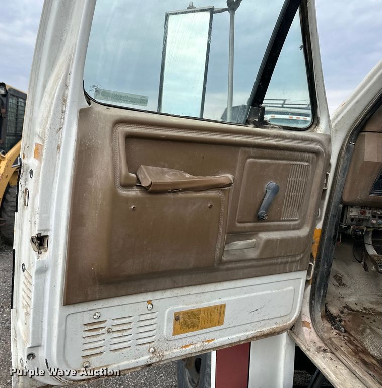 image for item OF9346 1989 Ford F600 water truck