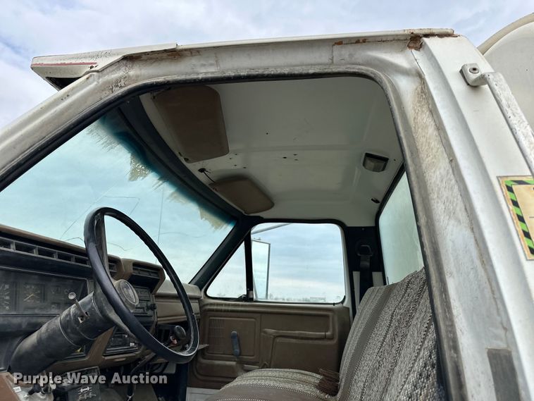 image for item OF9346 1989 Ford F600 water truck