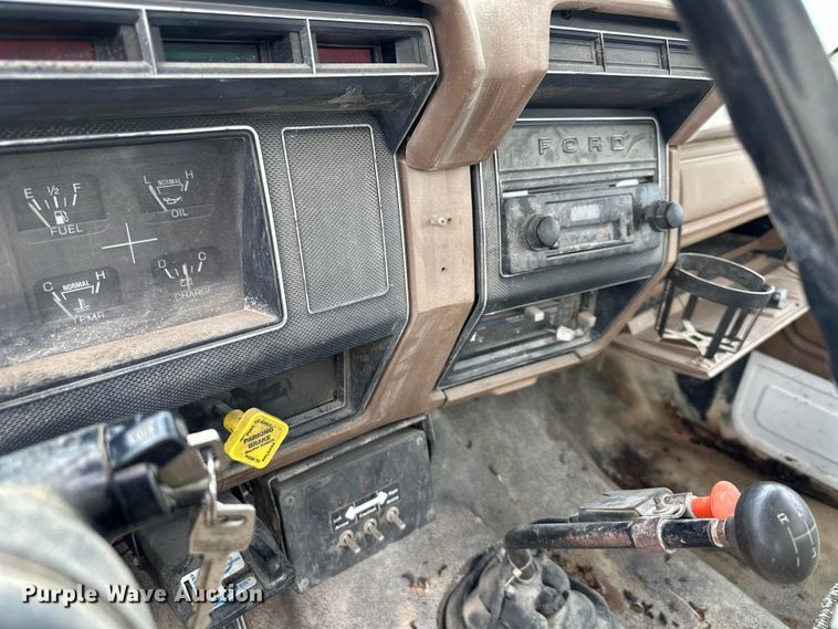 image for item OF9346 1989 Ford F600 water truck