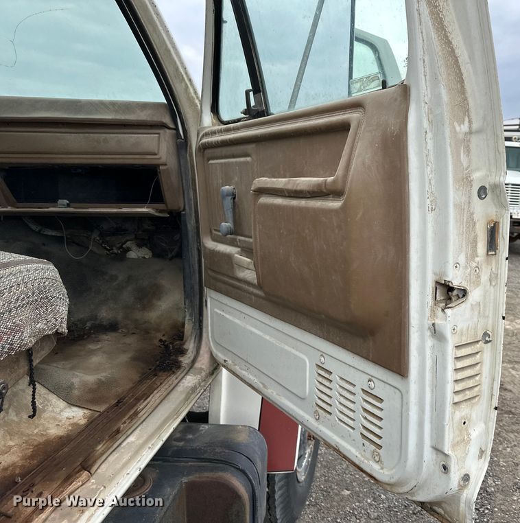 image for item OF9346 1989 Ford F600 water truck