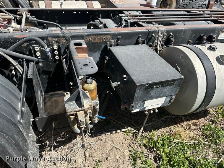 image for item OI9476 2017 AutoCar  Xpeditor truck cab and chassis