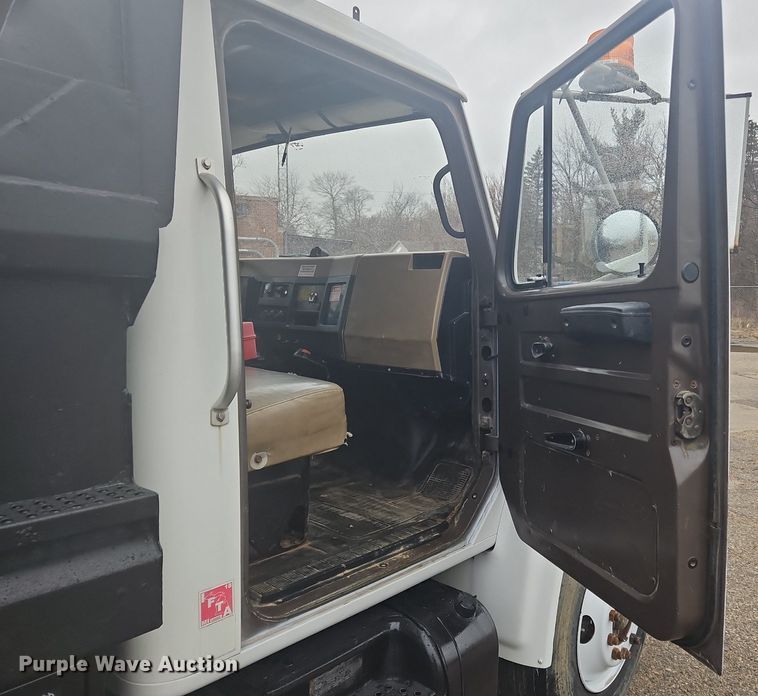 image for item OK9840 1993 International  4600 dump truck