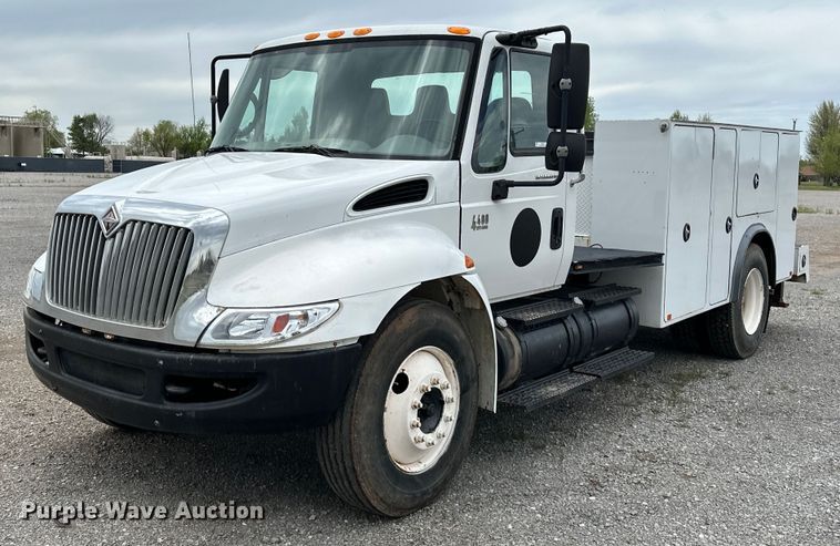 image for item OM9463 2002 International  4400 utility / service truck