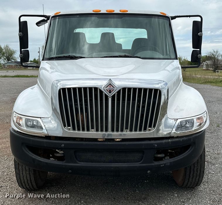 image for item OM9463 2002 International  4400 utility / service truck