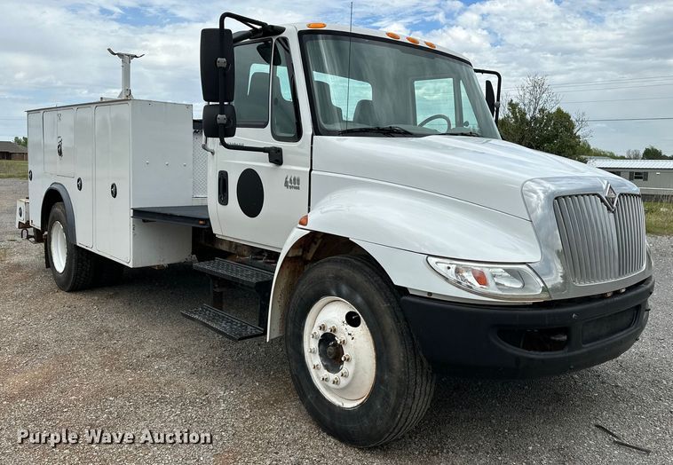 image for item OM9463 2002 International  4400 utility / service truck