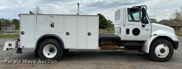 image for item OM9463 2002 International  4400 utility / service truck