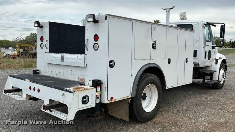 image for item OM9463 2002 International  4400 utility / service truck