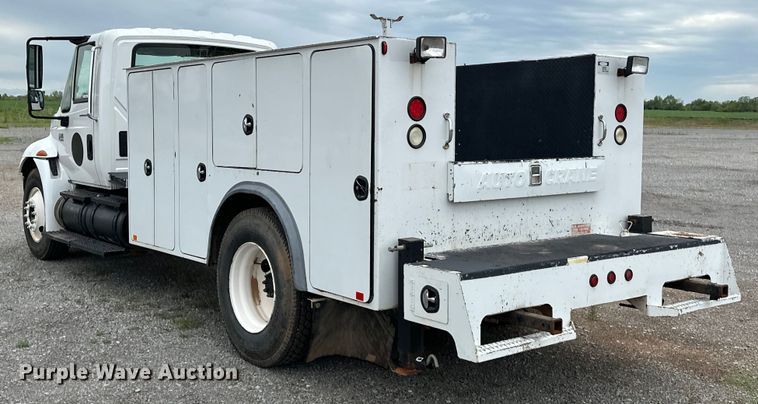 image for item OM9463 2002 International  4400 utility / service truck