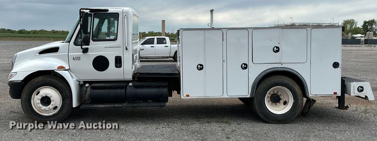 image for item OM9463 2002 International  4400 utility / service truck