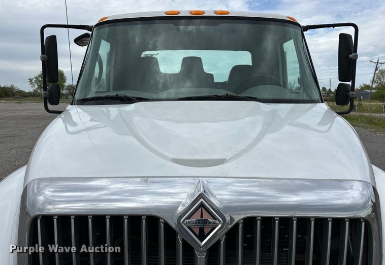 image for item OM9463 2002 International  4400 utility / service truck