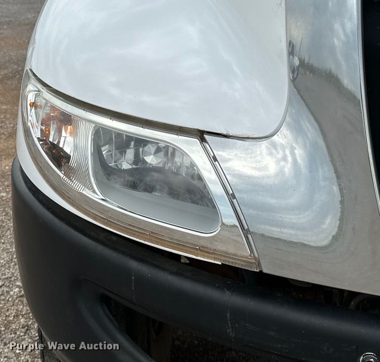 image for item OM9463 2002 International  4400 utility / service truck