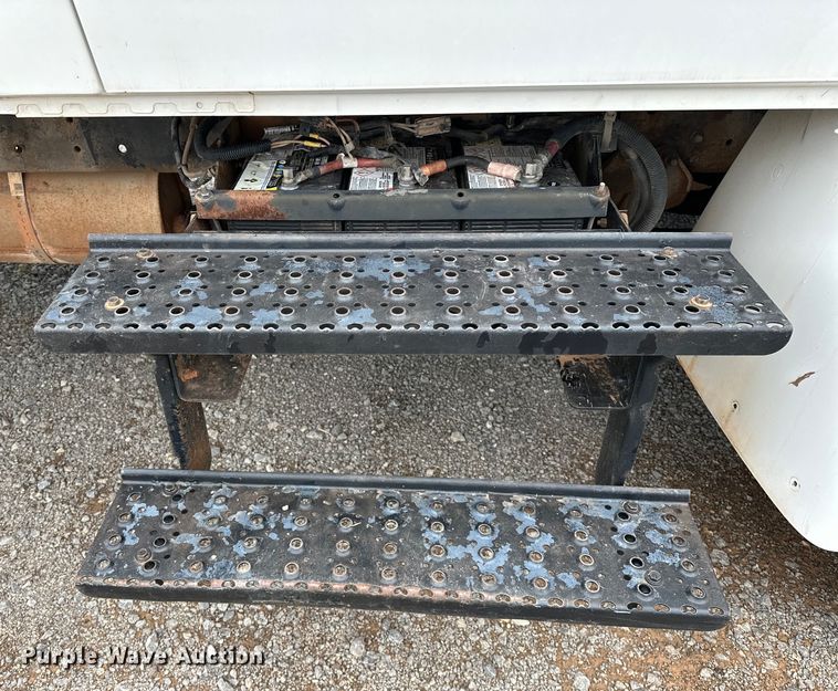 image for item OM9463 2002 International  4400 utility / service truck