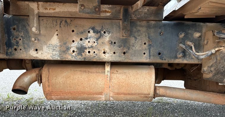 image for item OM9463 2002 International  4400 utility / service truck