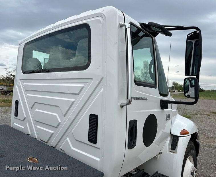 image for item OM9463 2002 International  4400 utility / service truck