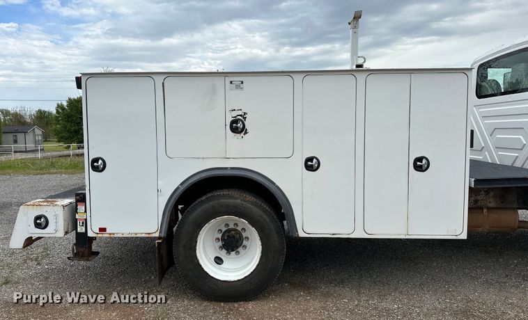 image for item OM9463 2002 International  4400 utility / service truck