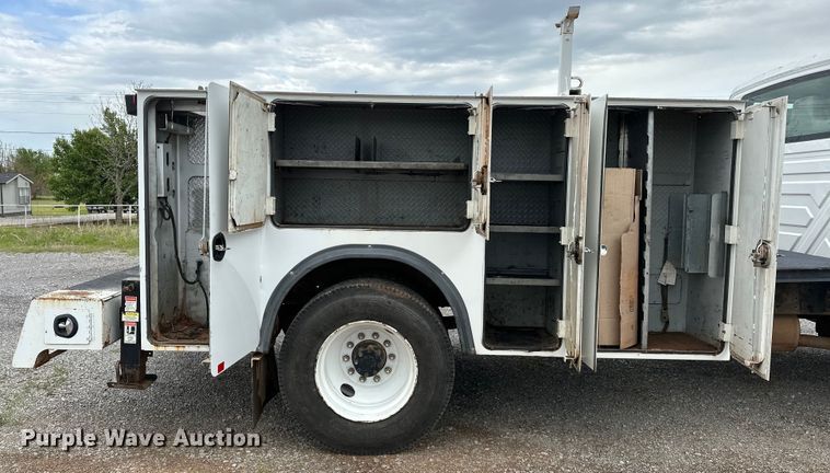 image for item OM9463 2002 International  4400 utility / service truck