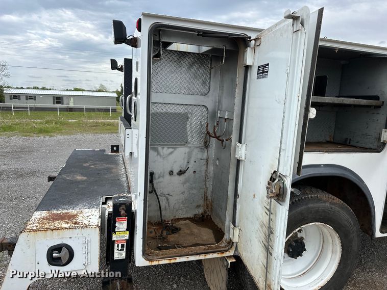 image for item OM9463 2002 International  4400 utility / service truck