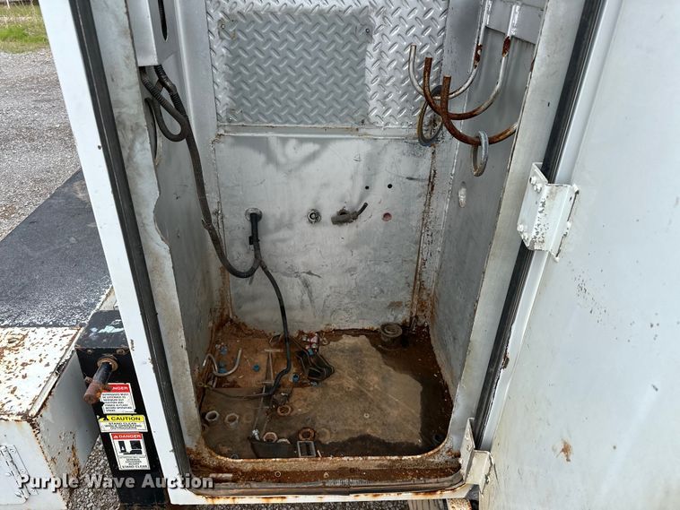 image for item OM9463 2002 International  4400 utility / service truck