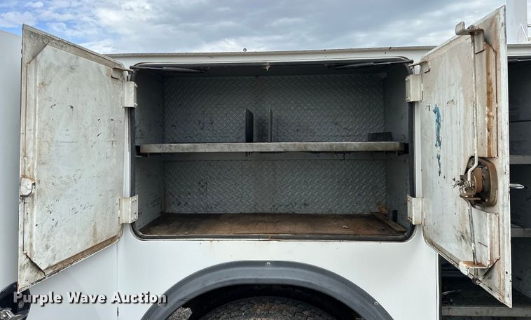 image for item OM9463 2002 International  4400 utility / service truck