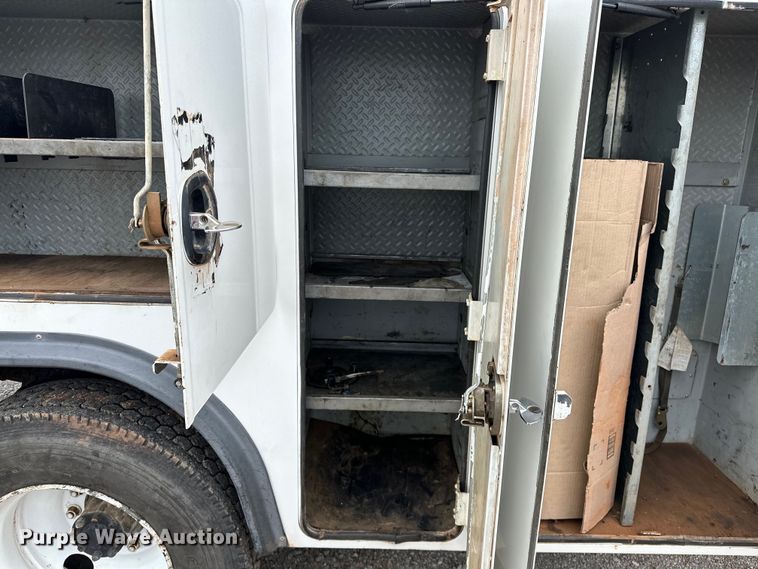 image for item OM9463 2002 International  4400 utility / service truck