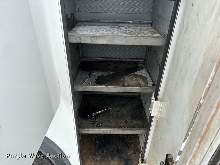 image for item OM9463 2002 International  4400 utility / service truck