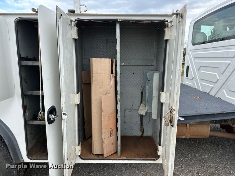 image for item OM9463 2002 International  4400 utility / service truck